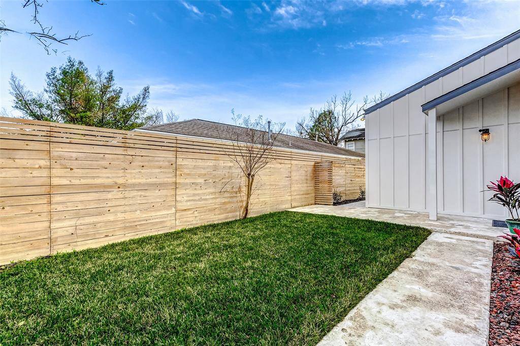 Charming fully-fenced courtyard, ideal for pets and play!
