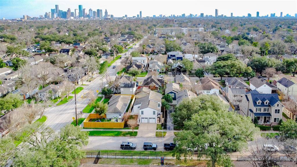 Prime location just minutes from Downtown Houston, offering convenience and vibrant city life at your doorstep!