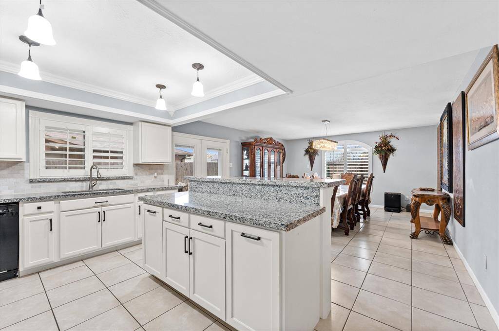 Central kitchen island, ideal for meal prep and casual dining.