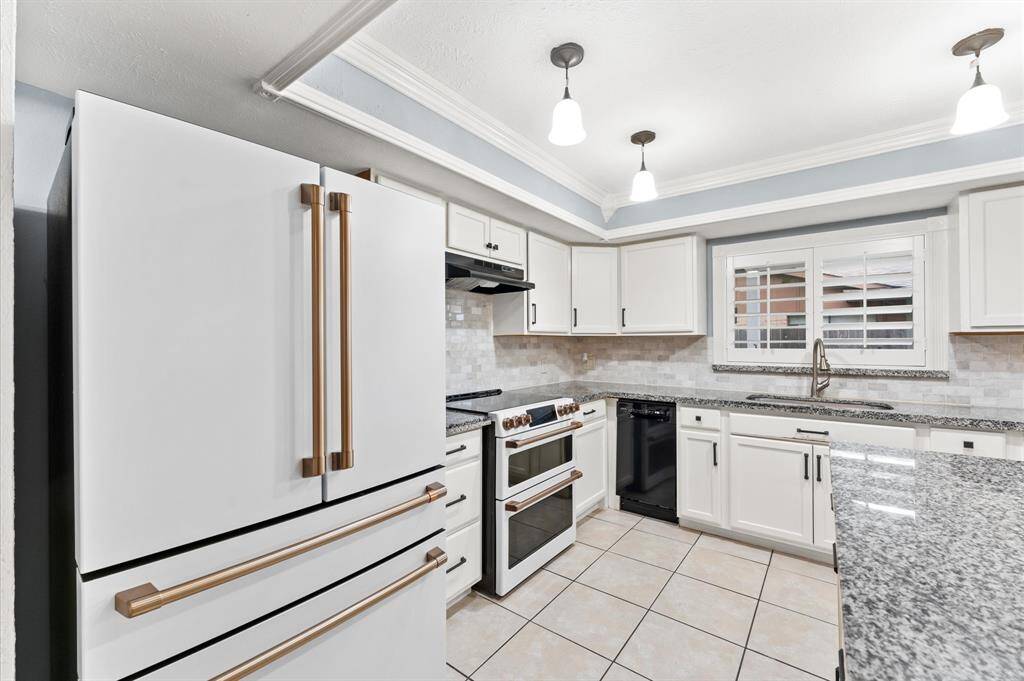 The fully renovated kitchen is a chef’s dream!