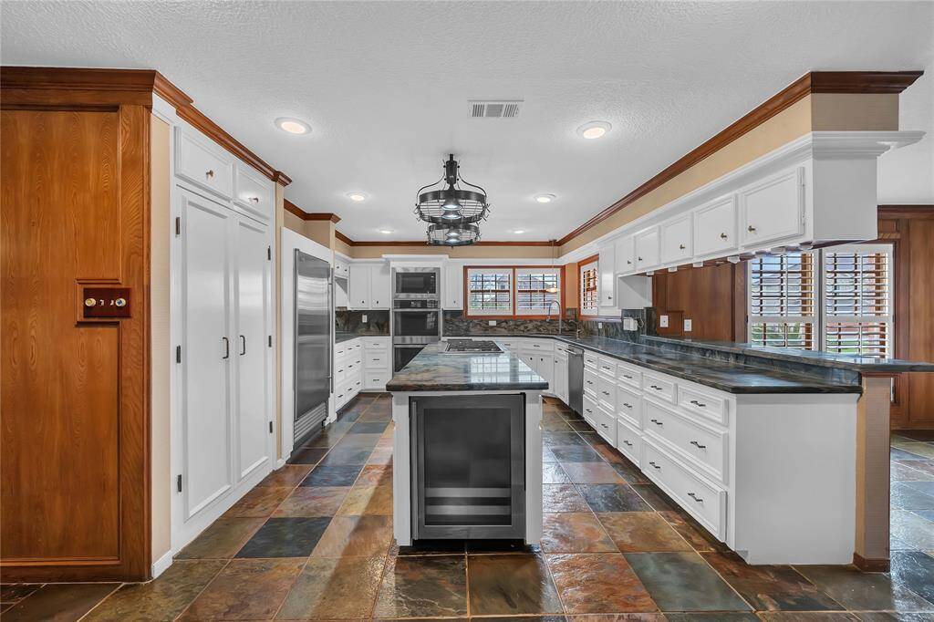 *Stunning Fusion granite in kitchen.
