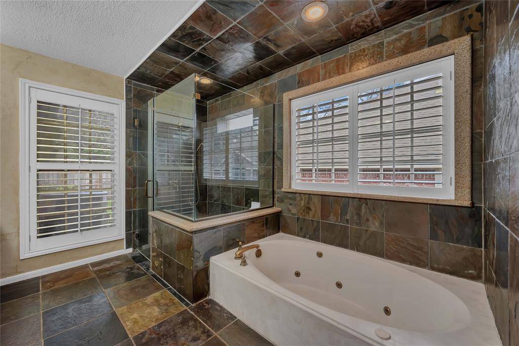 *Seamless shower with hand-held shower head & rain-shower.