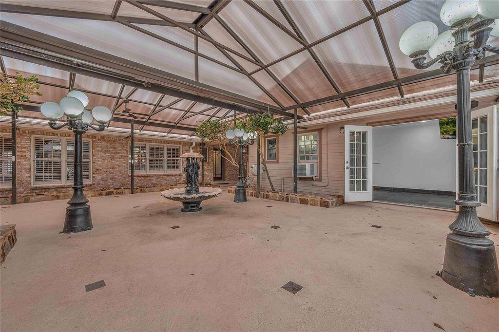 *New panels on back patio (12K). 4 BOSE speakers. Ceiling fans. Vaulted ceilings. Water feature. Old-fashioned metal street lamps give the patio a "French Courtyard" feel.