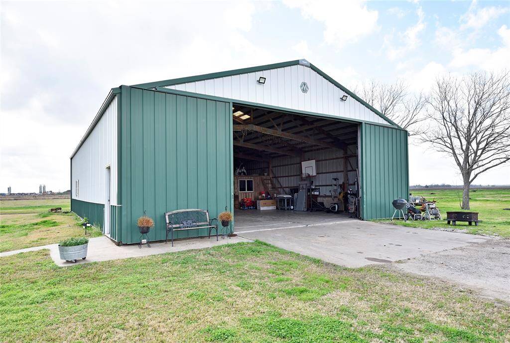 Expansive 40x60 metal barn, perfect for storage, workshops, or hobbies. Durable and versatile space to suit your needs.