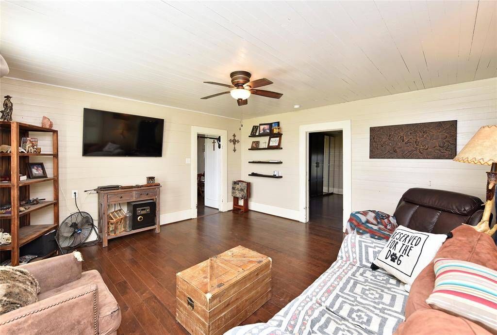 Cozy and inviting guest house living area, perfect for relaxation and entertaining.