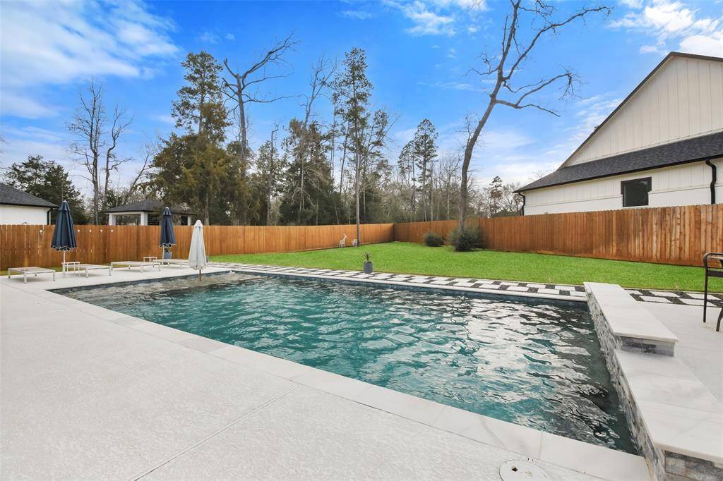 Room for outdoor dining. Great space for parties.