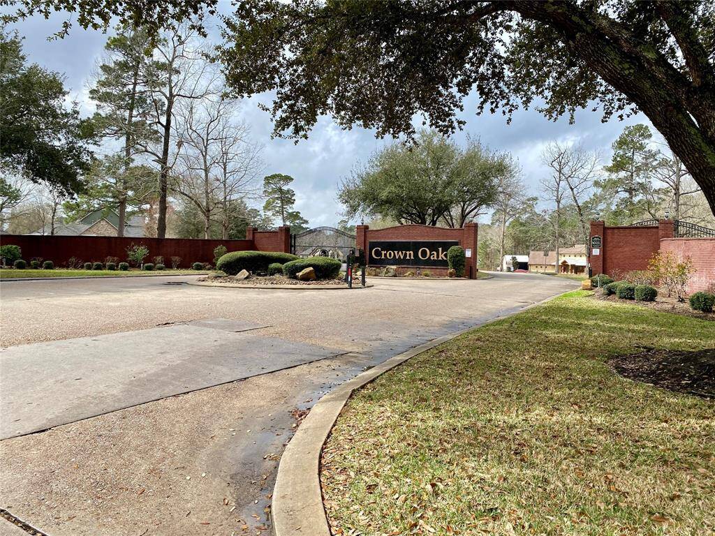 Front entrance to Crown Oaks.