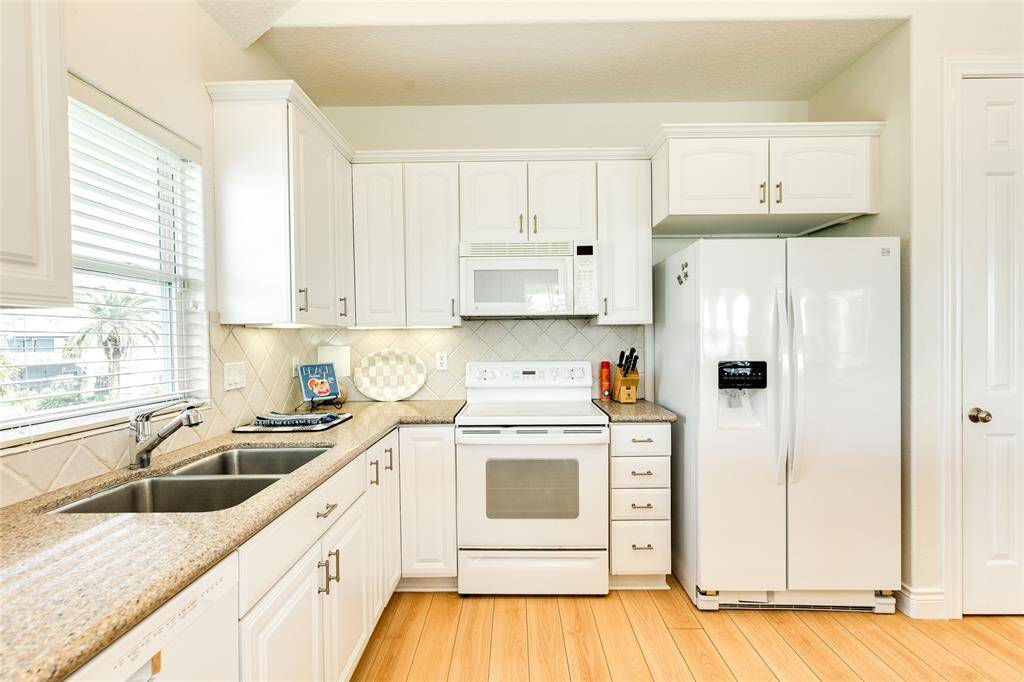 Well appointed, you'll love all the counterspace, cabinet storage, and separate pantry provided in this gracious kitchen.