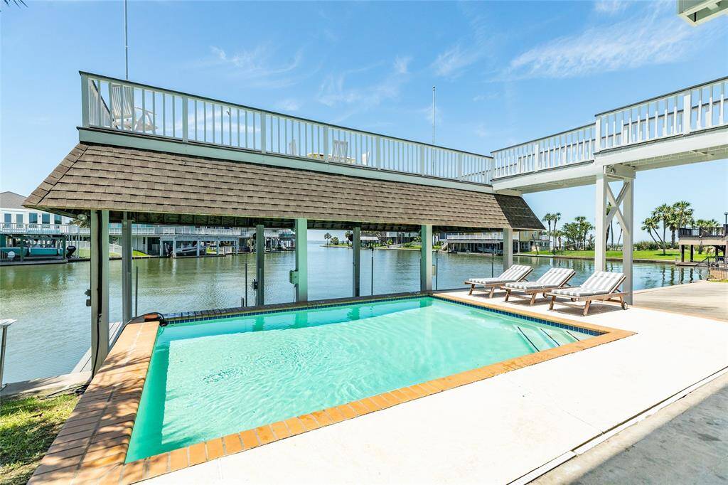 When you're catching some rays, you'll also be able to soak in bay views and watch the fish jump!