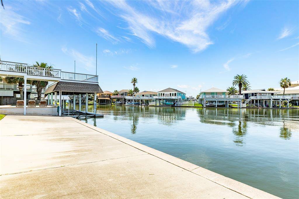 Over 100 ft of waterfrontage!