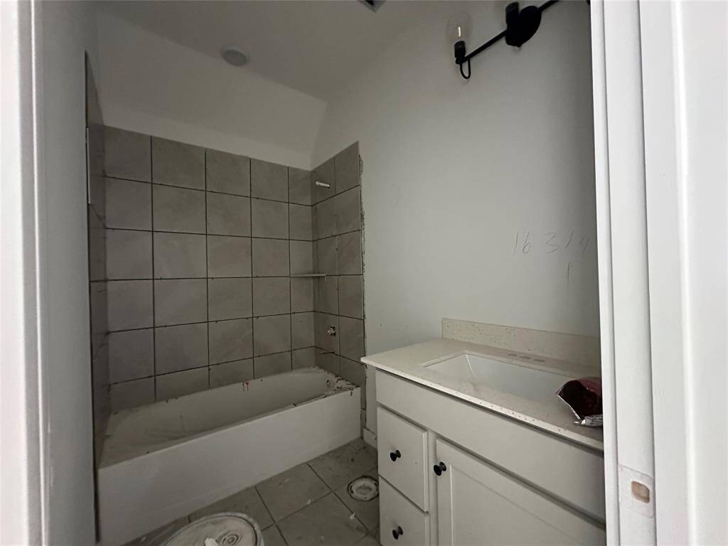 Bath 4 (outside of Bedroom 5, 2nd floor)