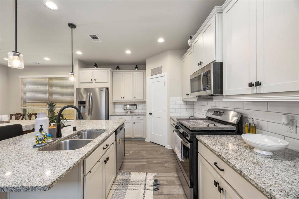 Granite countertops, walk-in pantry, and stainless steel appliances.