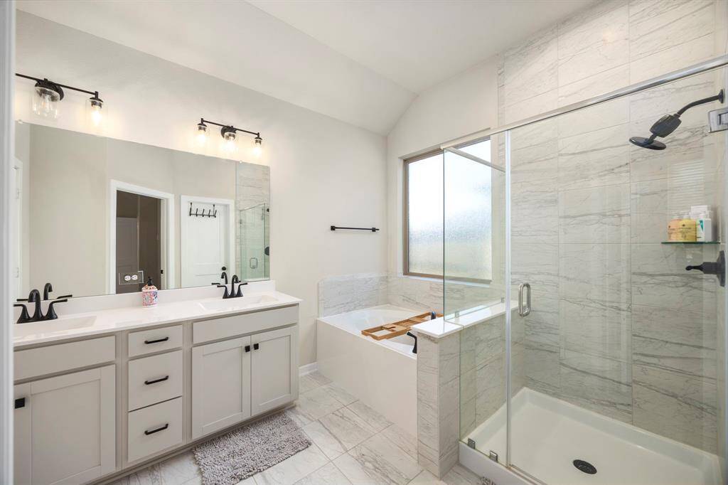 Very bright and open primary bathroom. Separate soaking tub and walk in shower.