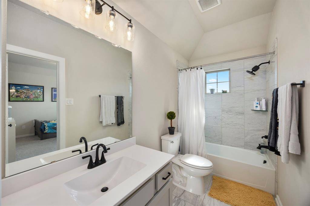 Second guest bathroom upstairs. Jack & Jill bathroom for two of the upstairs guest bedrooms.