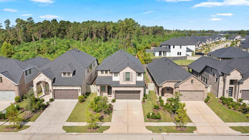 Plenty of driveway space.
