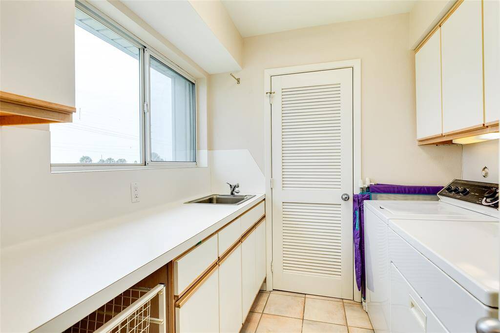 Views of the bay while you fold? We have you covered. This main-level utility room is complete with abundant storage, great light, and a full storage closet beyond.