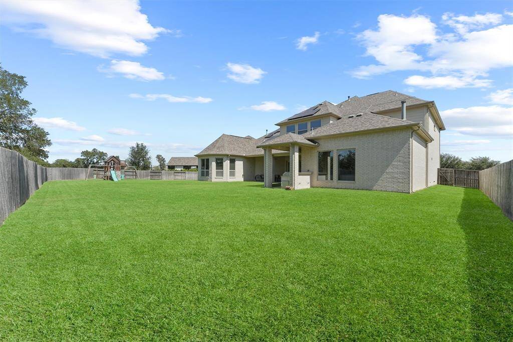 Transform this spacious backyard into your dream oasis!