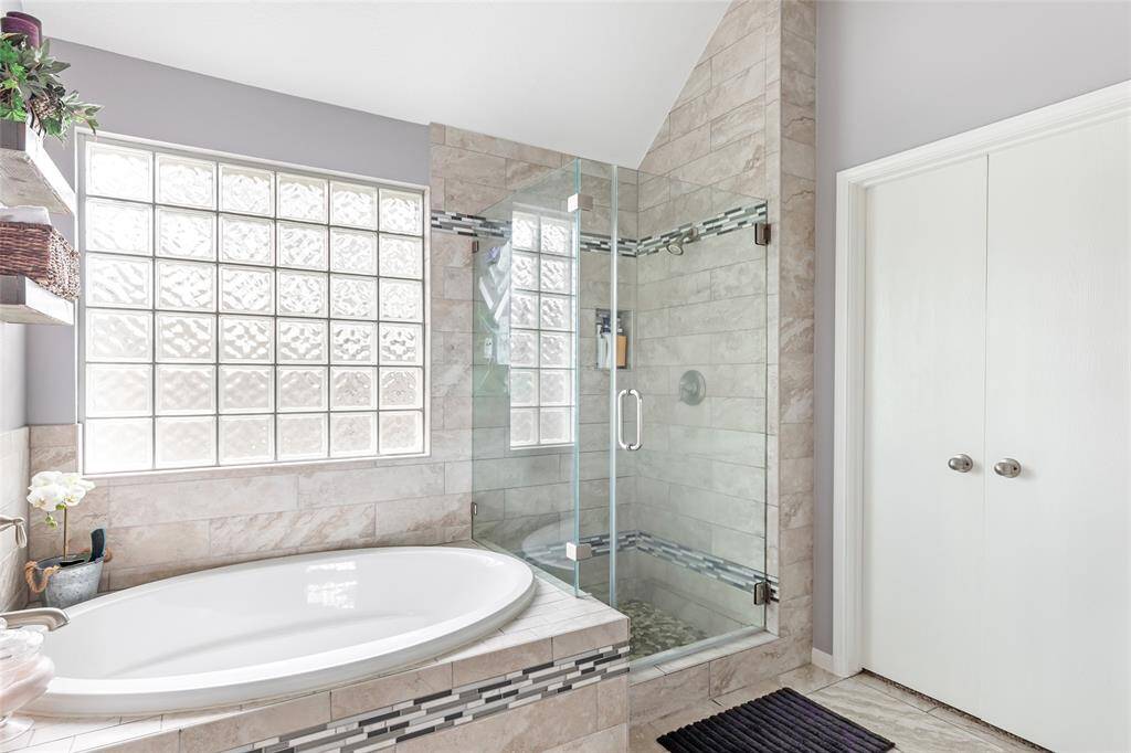 Soaking tub and separate shower in primary bathroom