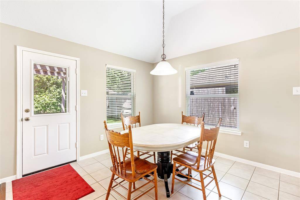 Cozy breakfast area with plenty of natural light, perfect for casual dining