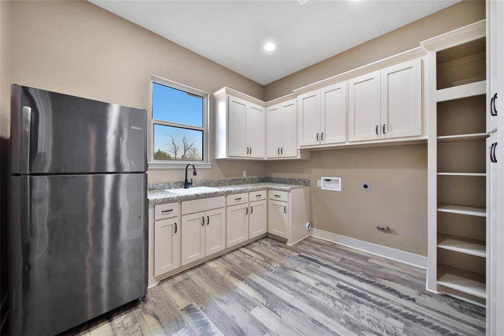 Hello laundry room! Plenty of space to get all the laundry done.