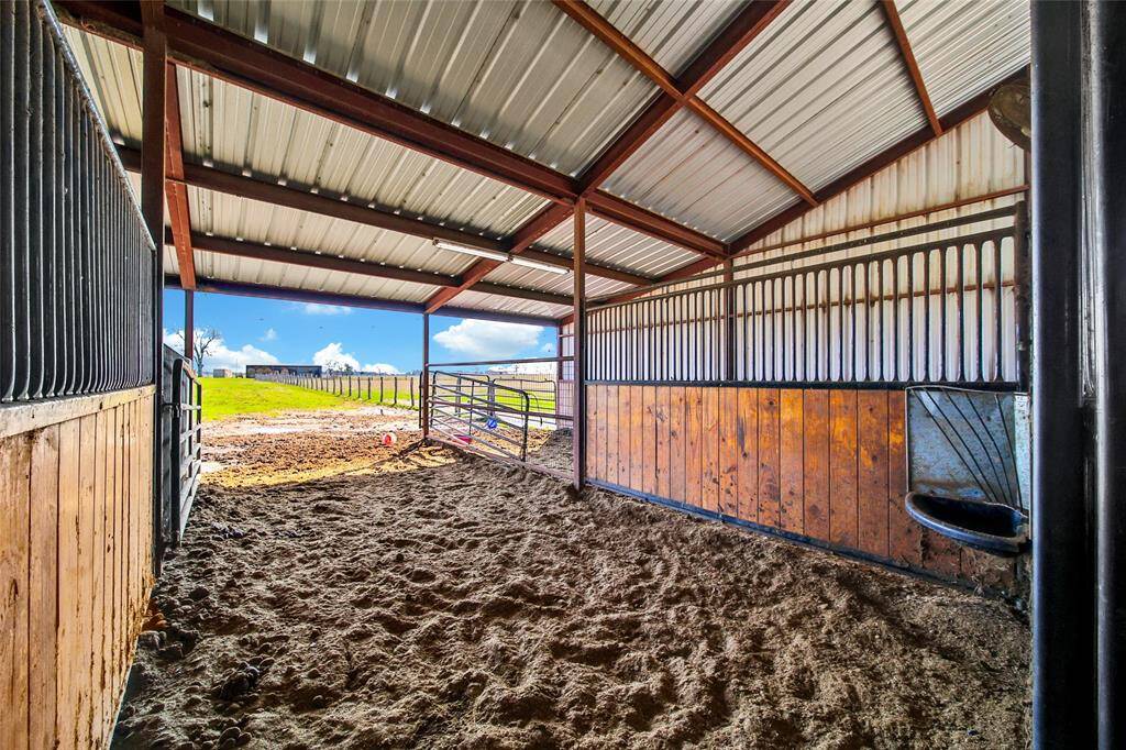 You'll find several stalls are cross panels for separating.