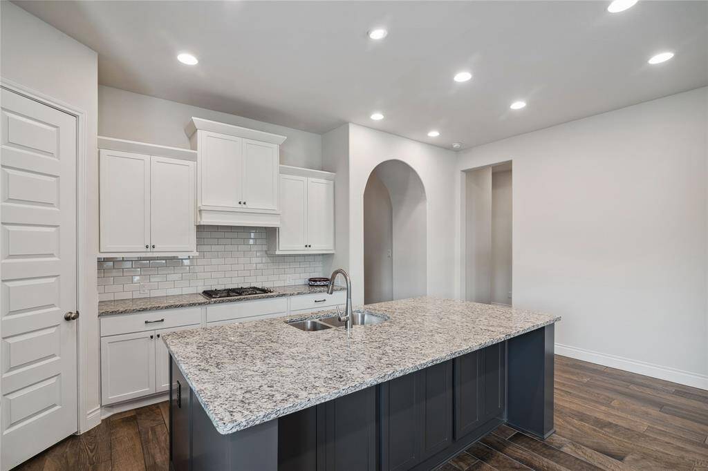 A 6-burner gas cooktop and great walk-in pantry makes this a very workable kitchen!