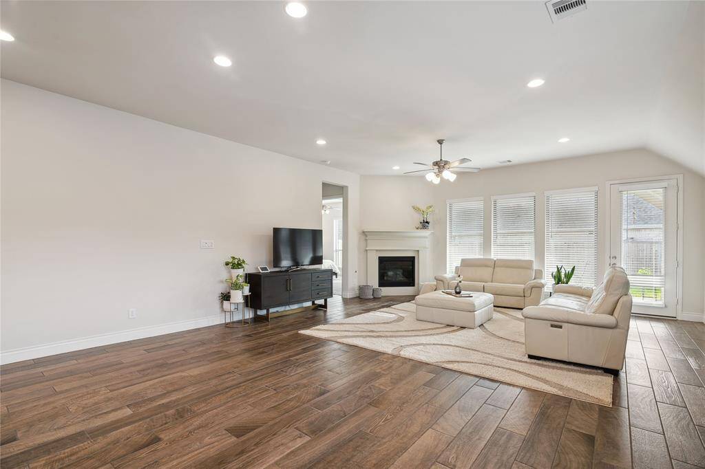 Such a Beautiful and spacious Family Room to enjoy and entertain guests!