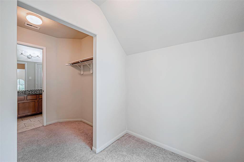 Walk in closet bedroom 2