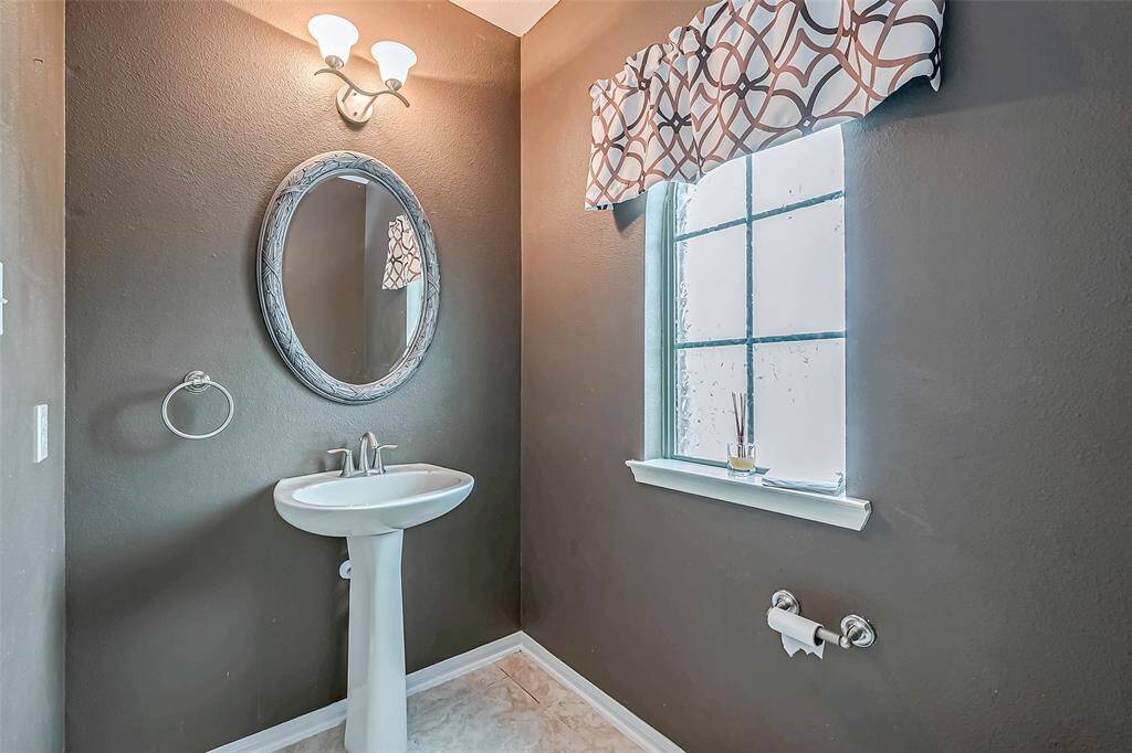 Half restroom in 1stnfloor