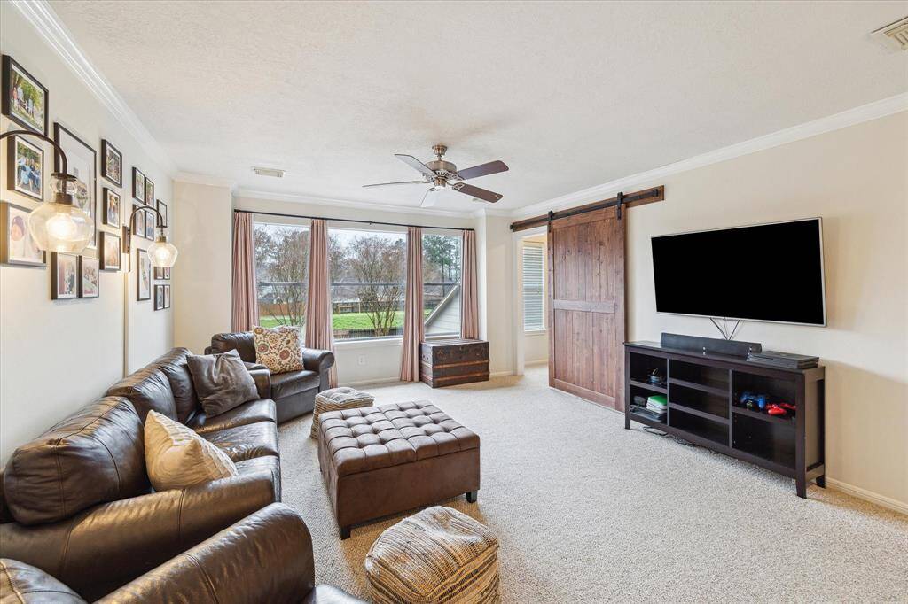 Gameroom has wonderul office/flex room behind it