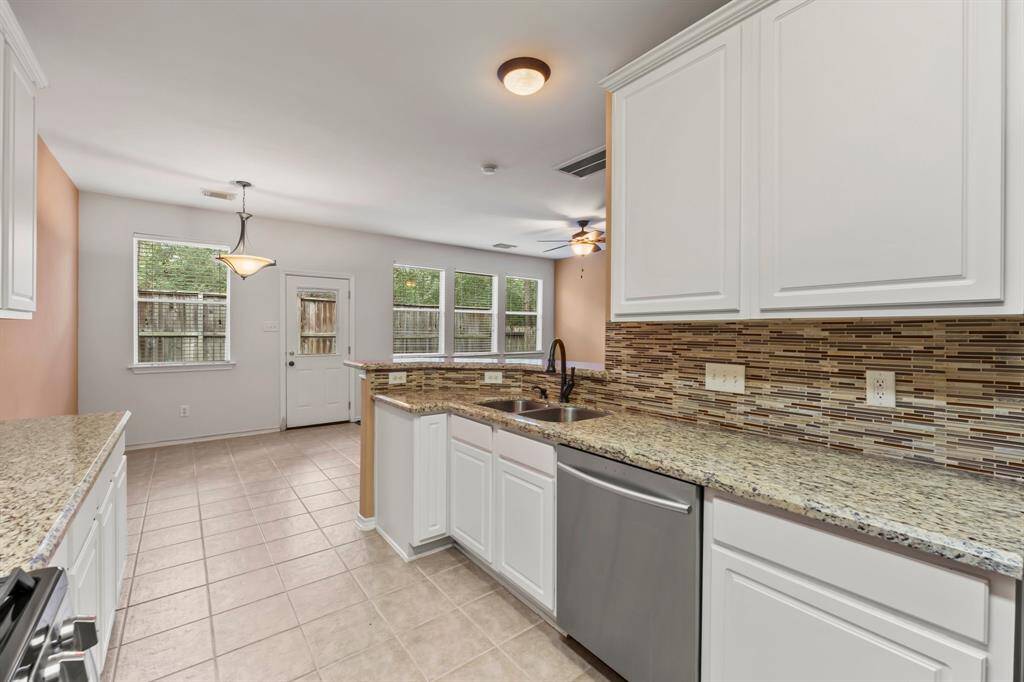 Absolutely gorgeous living/kitchen area. This open floorplan is made for the entertainer! Large breakfast area and extended breakfast bar seat all your friends and family! Extra large picture windows frame the back yard view! The kitchen is open to the Den and Breakfast Room for easy conversation with friends or family while preparing dinner or opening a bottle of wine!