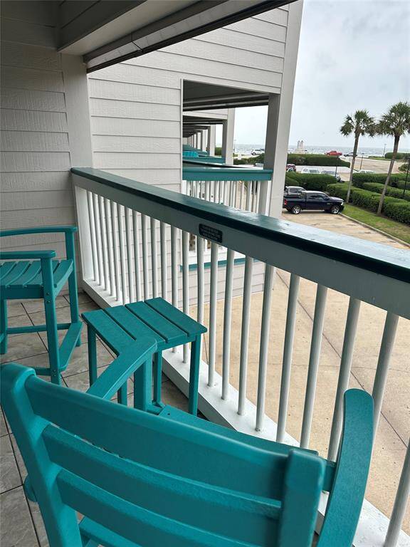 Wonderful balcony facing the courtyard and BEACH