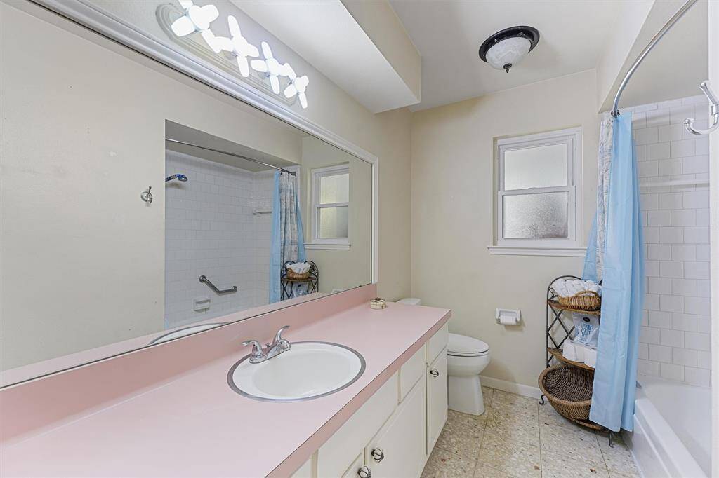 Guest bathroom.
