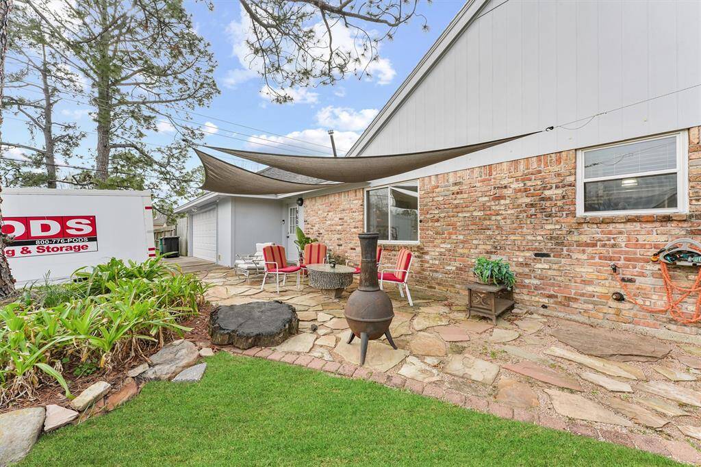 Additional outdoor sitting area ready to enjoy.