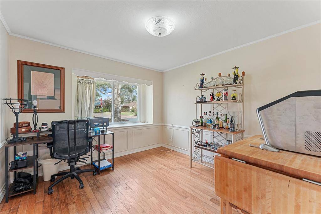 Formal dinning or can be used as a home office.