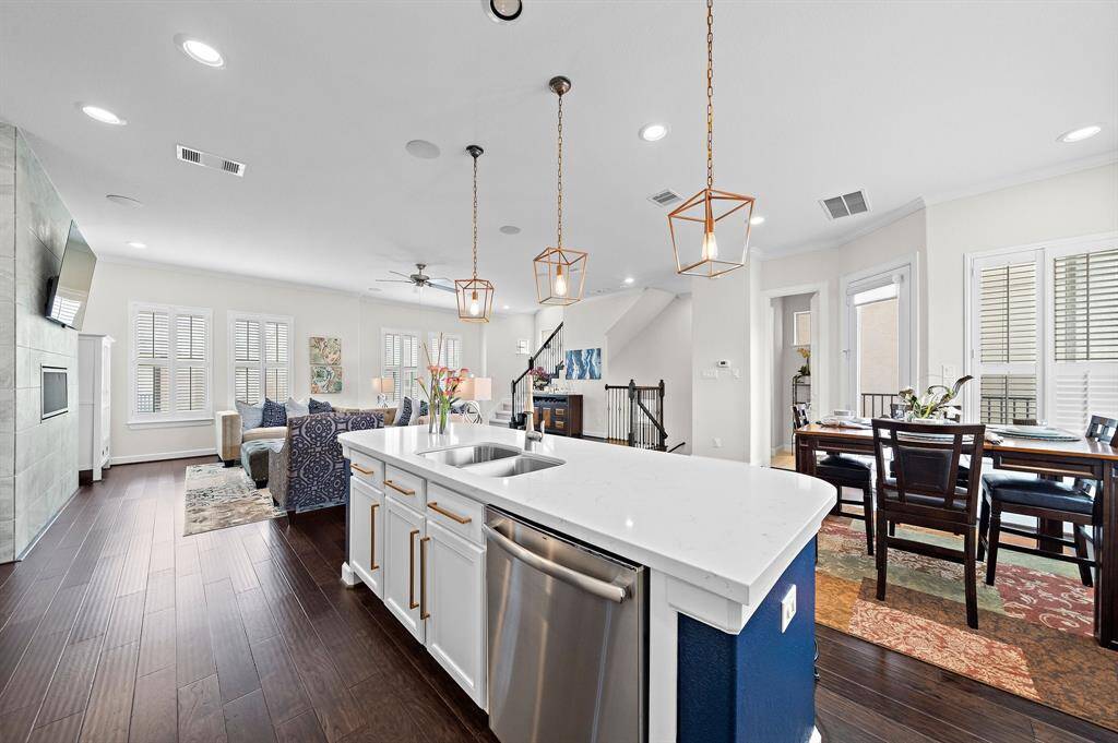 Plenty of counter space and cabinetry. Gas Cooktop/Gas Range. Quartz Countertops
