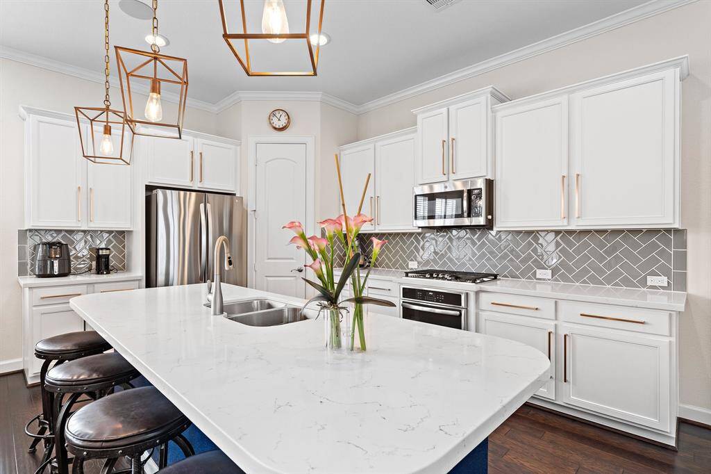 Plenty of counter space and cabinetry. Gas Cooktop/Gas Range. Quartz Countertops