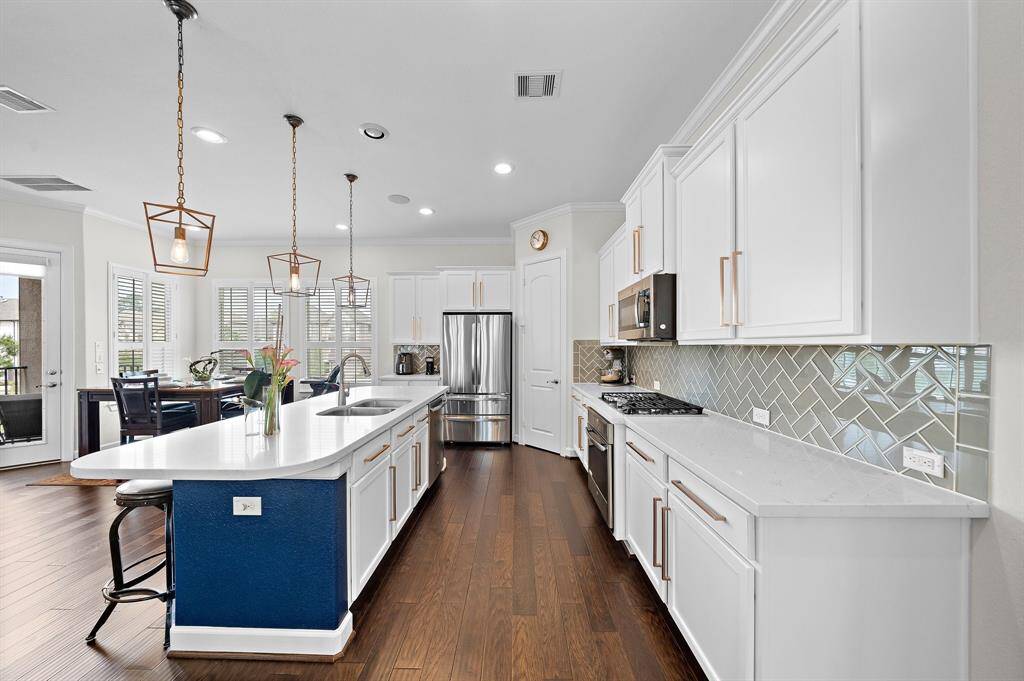 Plenty of counter space and cabinetry. Gas Cooktop/Gas Range. Quartz Countertops