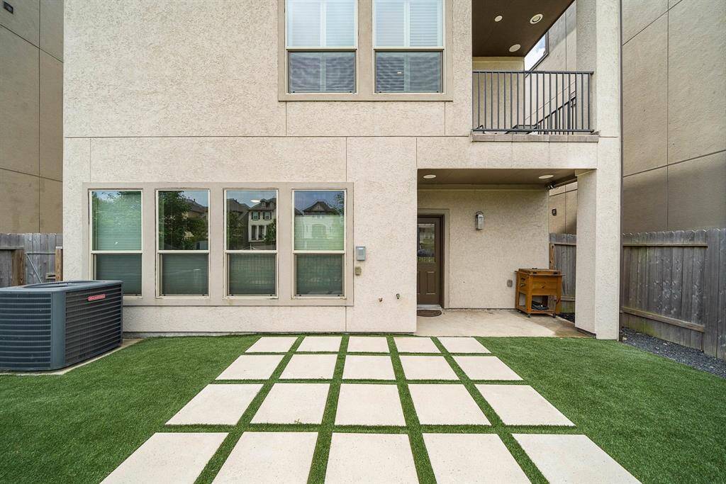 Turf backyard. Making yard maintenance a breeze. Perfect for hosting. Gas hook up outside
