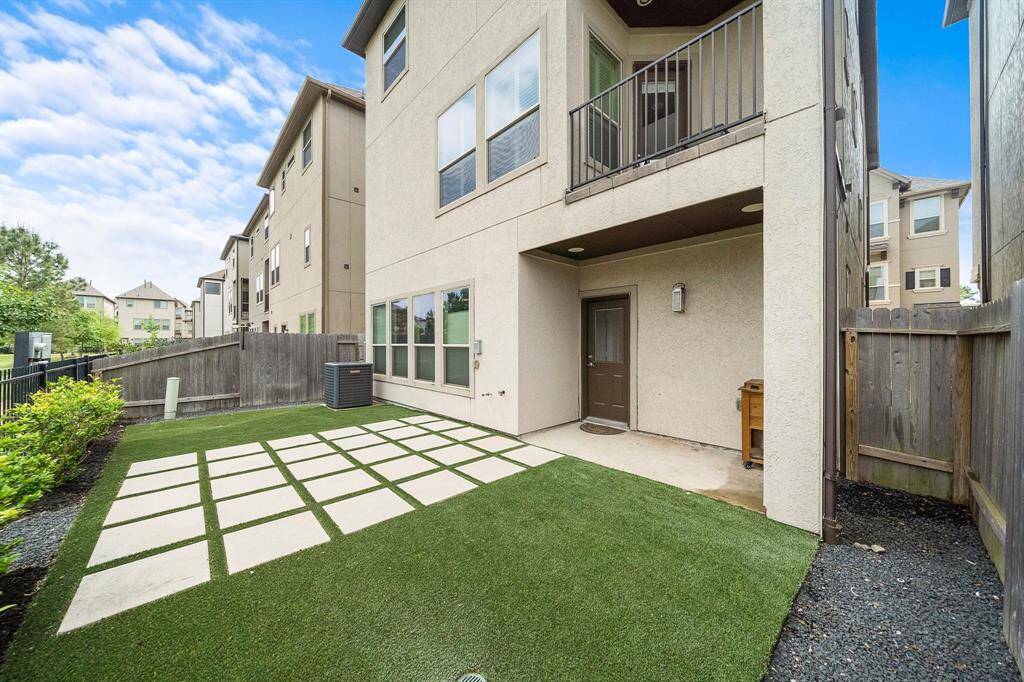 Turf backyard. Making yard maintenance a breeze. Perfect for hosting. Gas hook up outside
