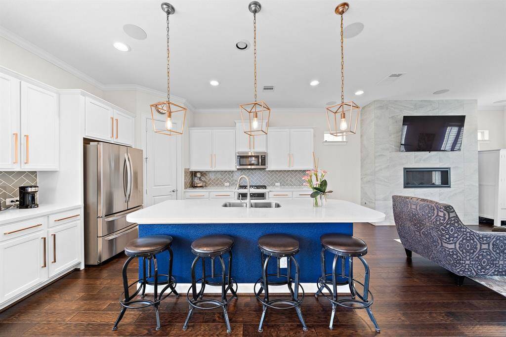 Buyer can keep the barstools if requested
