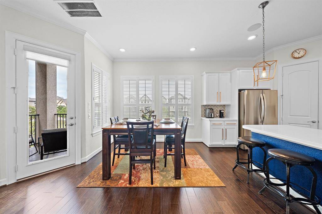 Buyer can keep the barstools if requested