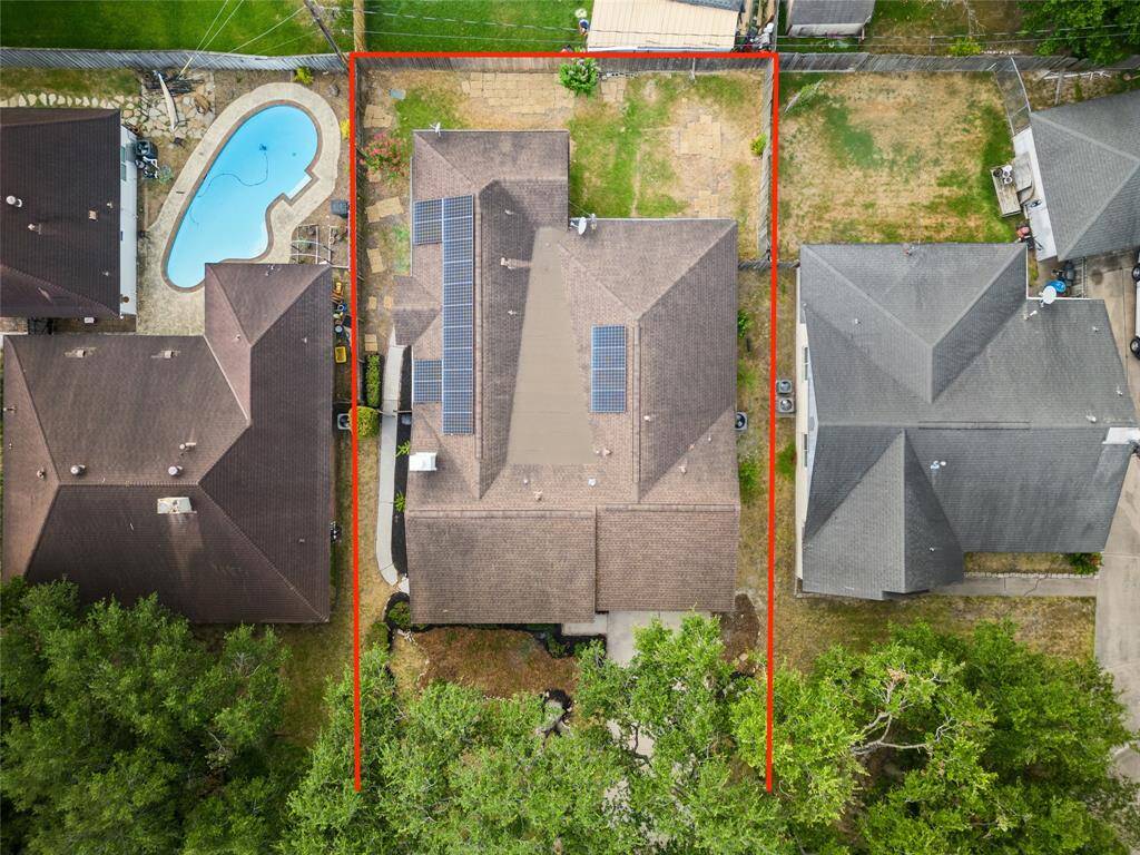 This home sits on a large lot with ample yard space in front and the back. Plenty of space to accommodate guest parking and situated on a quiet cul-de-sac street in the Woodedge Village community.