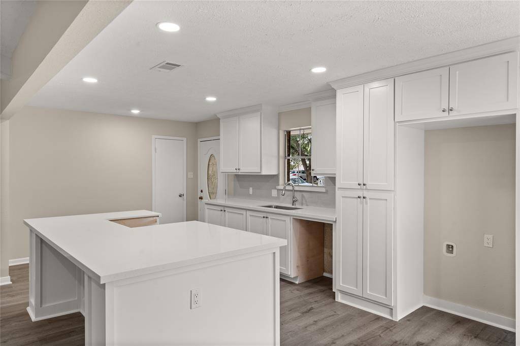 This kitchen will not disappoint! Your family and guests will enjoy many nights of fun, food and entertainment with ample counterspace and kitchen island for setting up a wonderful array of provisions.