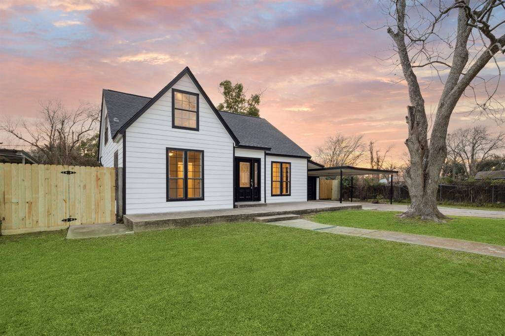 Oversized Lot! Featuring Brand New Roof