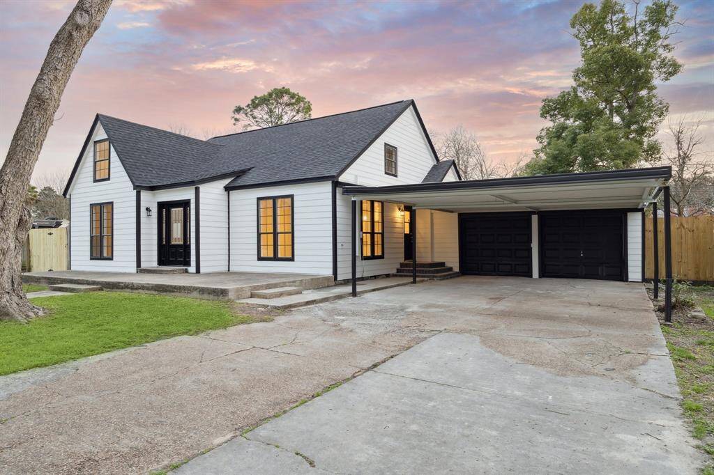 Garage offers. 2 cars wide and 2 cars deep plus carport. 4 total parking spaces