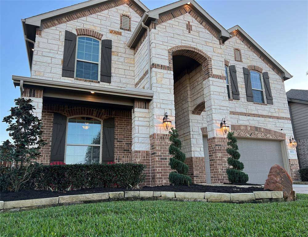 Nestled on a premium waterfront lot in the fast- growing Pearland, Manvel, Rosharon area which is one the most desired in highly sought after Brazoria County, this home provides both elegance and sophistication! This rare open concept oasis features high end finishes, luxurious appointments throughout, stainless appliances, hand scraped wood flooring, and professional landscaping. This home has been prepared for the tastes of the most discriminating home buyers. Won't last long!