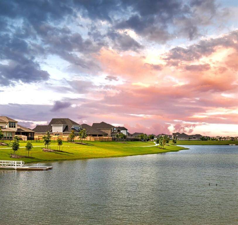 Lakes of Savannah features endless walking trails and views of nature.
