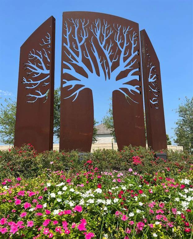 This neighborhood provides a unique quality of life with the perfect location to take advantage of entertainment and with close proximity to the greater Pearland area. You will find exemplary schools where children receive unsurpassed educational opportunities. When you make the move to Brazoria County, you'll have endless opportunities to embrace all that this enviable area has to offer.