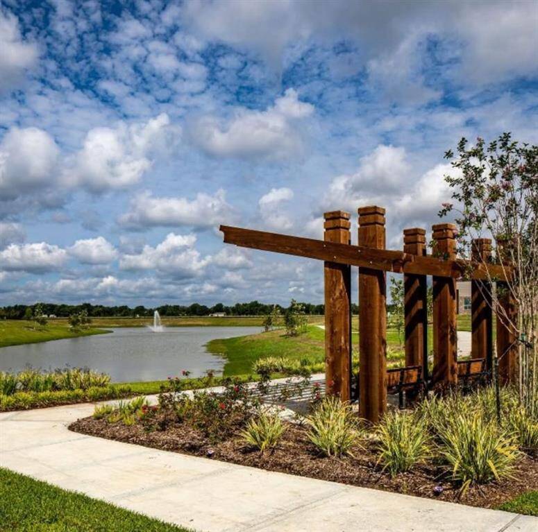 Well maintained walking trails along lakefront living.